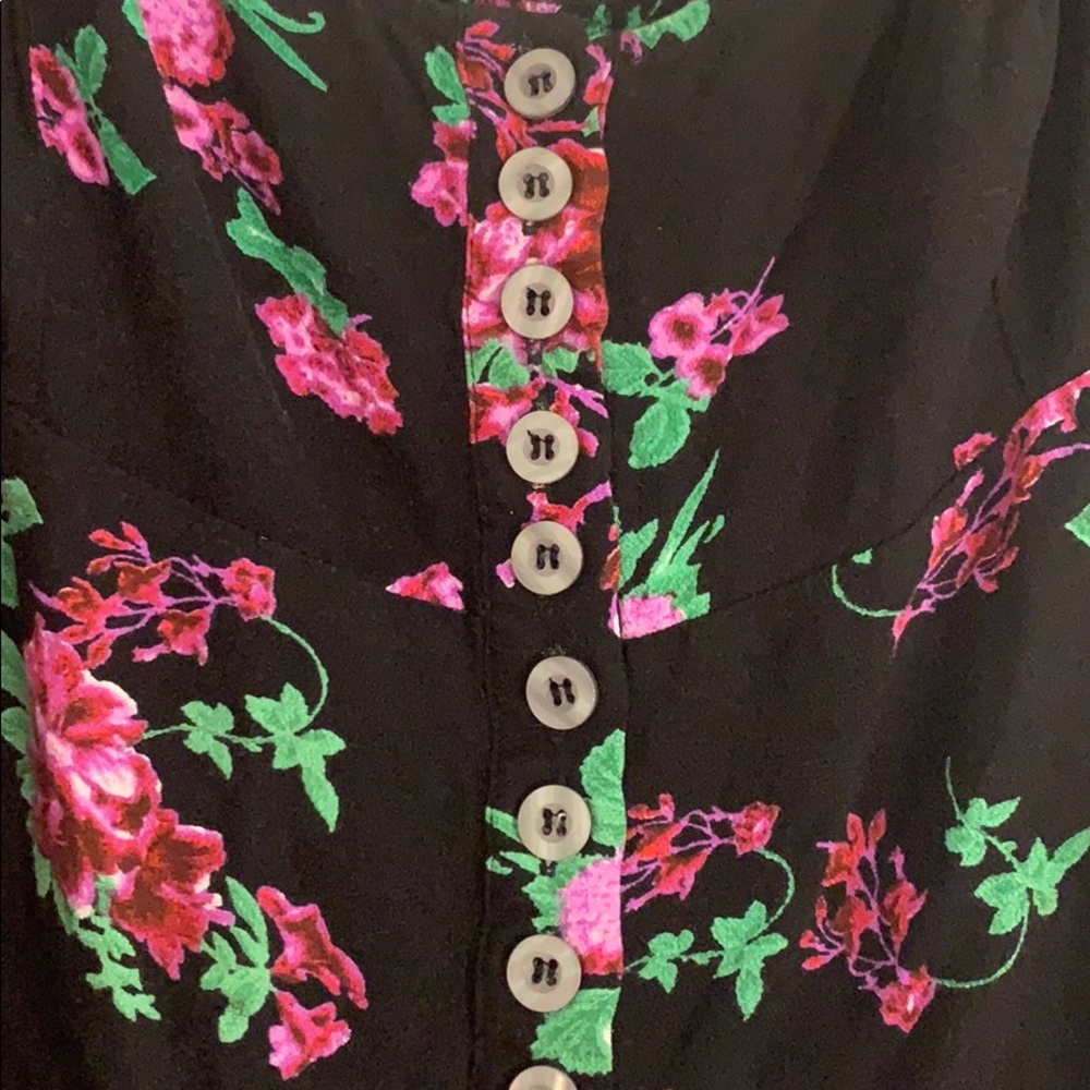 Flower button up Blouse - Picture 4 of 4